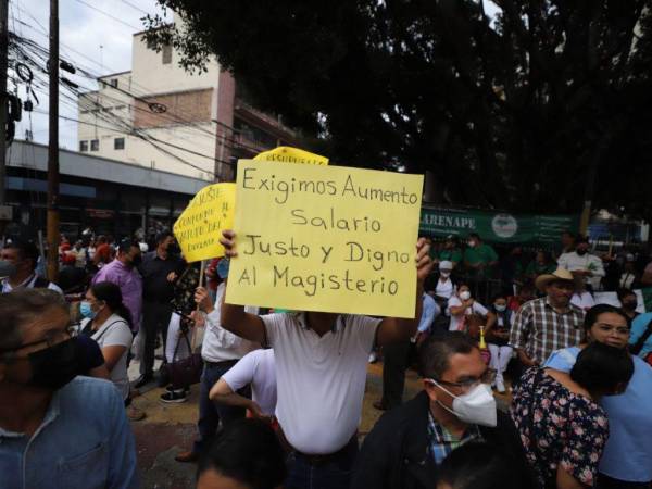 Miembros del Colegio de Profesores de Educación Media de Honduras (Copemh), la Asociación Nacional de Enfermeras y Enfermeros Auxiliares de Honduras (Aneeah) y otras organizaciones se encuentran en los bajos del Congreso Nacional para exigir a los diputados aprueben el Presupuesto General de la República 2023 y se cumplan con las promesas de reajuste salarial para el sector salud y educación. A continuación las imágenes.