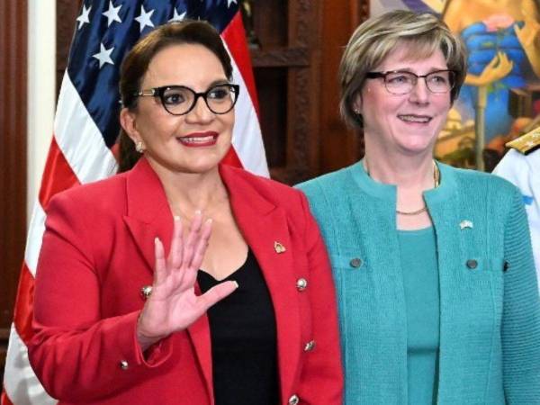 Xiomara Castro en su encuentro con la embajadora de Estados Unidos en Honduras, Laura Dogu.