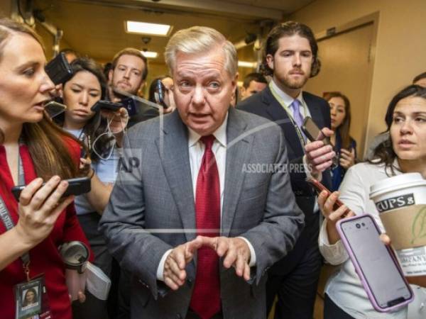 El senador republicano Lindsey Graham habla con los reporteros mientras llega al Capitolio en Washington, durante el juicio político al presidente Donald Trump.