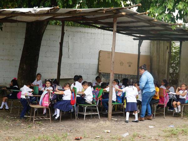 Al existir 12,000 escuelas dañadas, los niños reciben clases a la intemperie como el caso del CEB José Simón Azcona de Chamelecón.