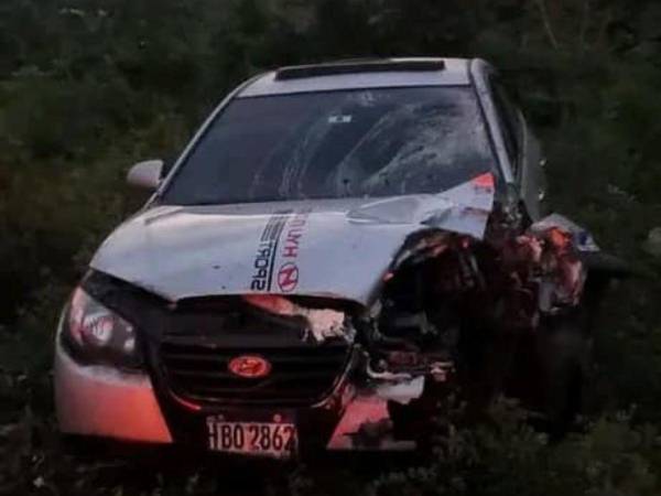 El carro involucrado presenta un fuerte golpe en su parte delantera; ambos vehículos quedaron varados en unos matorrales.