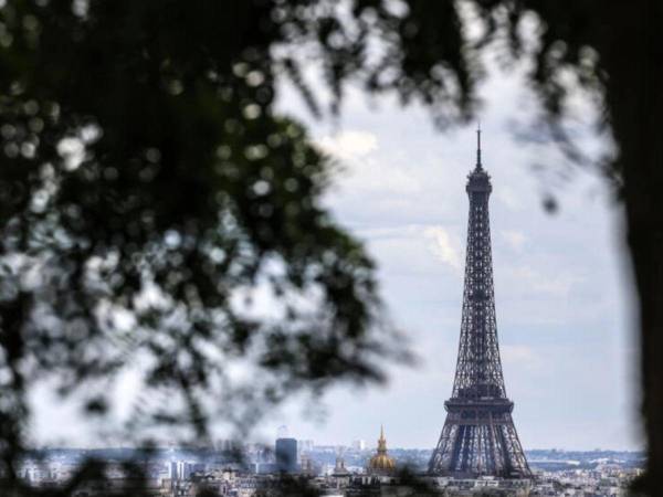 El Campo de Marte es una larga explanada arbolada que queda a uno de los lados de la torre Eiffel y es muy popular entre los turistas y residentes.