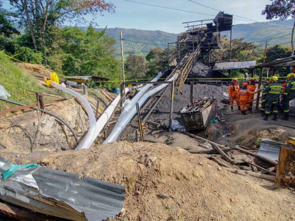 Miembros de la Defensa Civil y rescatistas trabajan para salvar a 14 mineros que siguen atrapados en una mina de carbón en el municipio colombiano de Zulia, departamento de Norte de Santander, en la frontera con Venezuela, el 1 de junio de 2022.