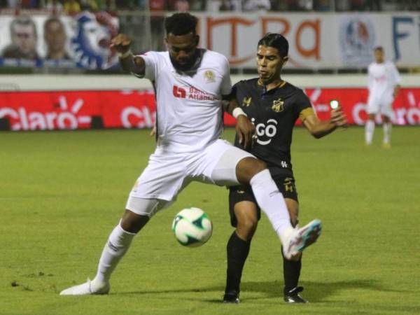 Jorge Benguché disputa el balón con José Daniel Quiroz, mediocampista del Honduras Progreso.