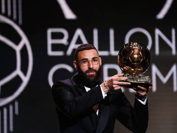 El delantero francés del Real Madrid, Karim Benzema, es el hombre de moda tras ser galardonado con el Balón de Oro. Años atrás, mientras el portugués Cristiano Ronaldo era la estrella del equipo blanco, Benzema fue fuertemente criticado, hasta el punto de ser considerado el “peor delantero”, ahora, después de buenas temporadas es considerado como el “mejor jugador del mundo”. A continuación le presentamos algunas curiosidades que debes conocer sobre el último goleador de LaLiga y de la UEFA Champions League.