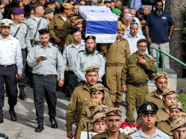 Soldados israelíes cargan el ataúd de Ohad Dahan, uno de los tres militares muertos en la frontera con Egipto.