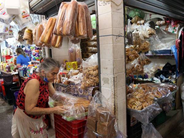 EL HERALDO realizó un recorrido por los diferentes mercados de Comayagüela para constatar los precios de algunos productos de la temporada navideña. Las rosquillas, dulce de rapadura, bolillos para las deliciosas torrejas son parte de la tradición culinaria catracha.