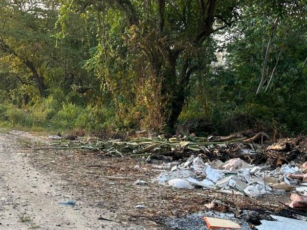 En los bordos y cerca de un promontorio de basura fue descubierto el cuerpo sin vida.