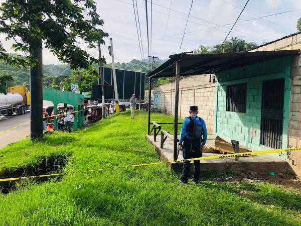 Agentes policiales se desplazaron hasta el lugar de los hechos para resguardar la escena.