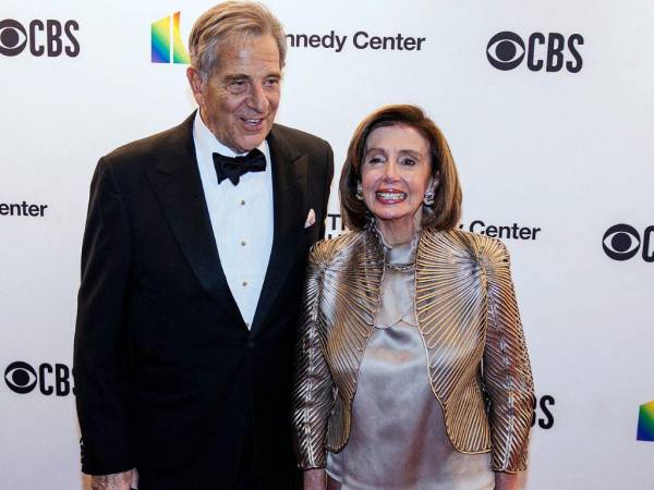 Paul Pelosi, esposo de la presidenta de la Cámara de Representantes de Estados Unidos, Nancy Pelosi, fue atacado este viernes en su residencia en San Francisco, California y posteriormente fue llevado a un centro médico para tratar sus heridas. Aquí lo que se sabe del violento hecho.