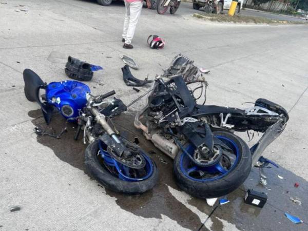 La motocicleta en la que se transportaba la pareja quedó completamente destruída al impactar en el camión.