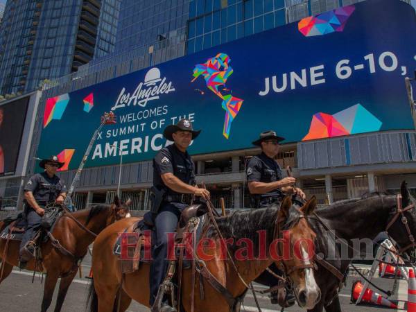 La policía montada patrulla las calles alrededor del Centro de Convenciones de Los Ángeles durante la instalación ayer de la IX Cumbre de las Américas en Los Ángeles, California.