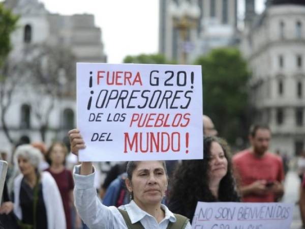 Más de un millar de personas participa este jueves de la llamada Cumbre de los Pueblos, con debates sobre la salud en los barrios marginales, soberanía alimentaria y feminismo, entre otros temas. AFP