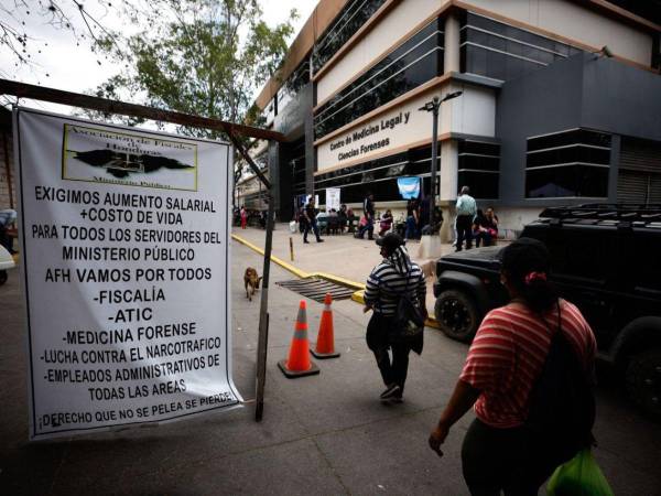 Los empleados del Ministerio Público anunciaron que a partir de esta semana incrementarán las medidas de presión para exigir un aumento salarial.