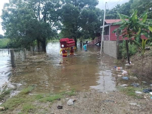 Las inundaciones en la zona norte y occidental de Honduras han provocado que muchas familias salgan de sus viviendas.