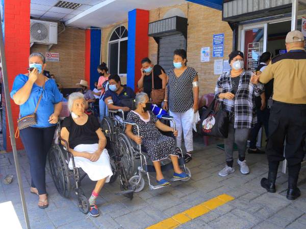 Los familiares de los pacientes se mantienen a la espera de ellos en las afueras de Diálisis de Honduras.