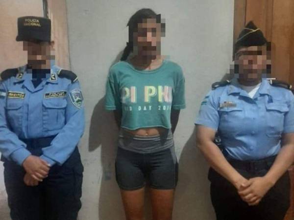 La mujer de 23 años fue detenida por la Policía Nacional.