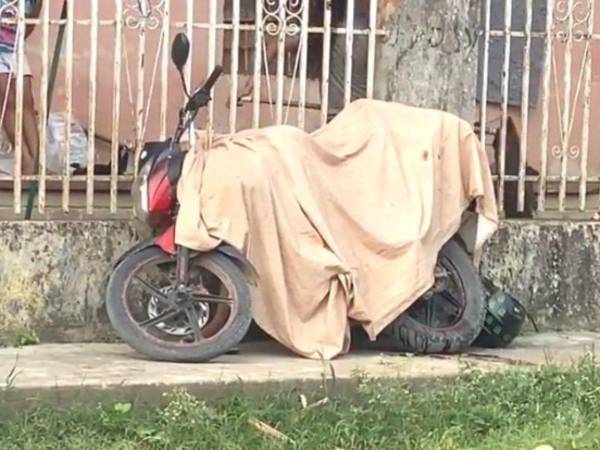 El cadáver fue cubierto con una sábana por vecinos del lugar.