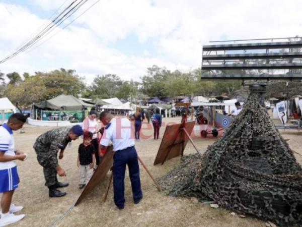 Los oficiales de la Fuerza Aérea Hondureña mientras explicaban a unos pequeñitos sobre el funcionamiento de algunas aeronaves. La exposición estuvo abierta durante toda la feria. Fotos: Marvin Salgado/EL HERALDO