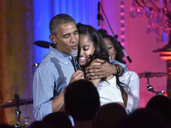 Malia subió al escenario a abrazar a su padre por cantarle el Feliz Cumpleaños.