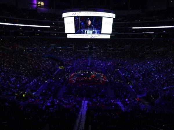 Las entradas al Staples Center se agotaron en horas. La 'casa de Kobe' por 20 años estaba abarrotada durante su homenaje. Foto: AFP