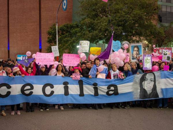 “Justicia por Cecilia”, “No están solas”, gritaban mujeres que acompañaron a Gloria Romero, la madre de la víctima.