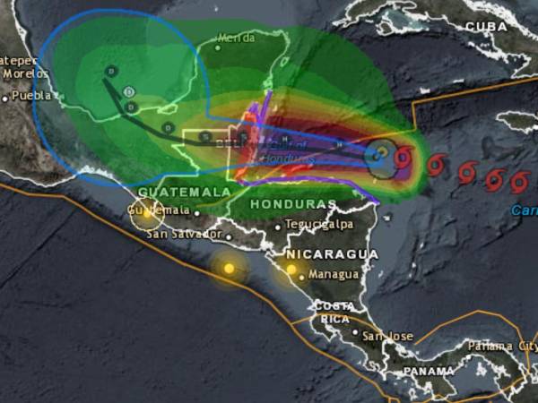 Así luce el fenómeno natural este martes. Se observa muy cerca de Honduras y su ruta se mantiene hacia Belice, Guatemala y México.