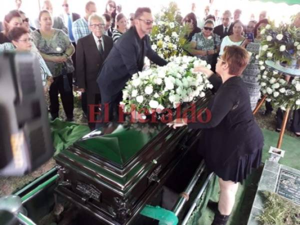 Políticos, empresarios, amigos y familiares de Chong Wong llegaron al cementerio para darle el último adiós. Foto: Álvaro Mejía/EL HERALDO