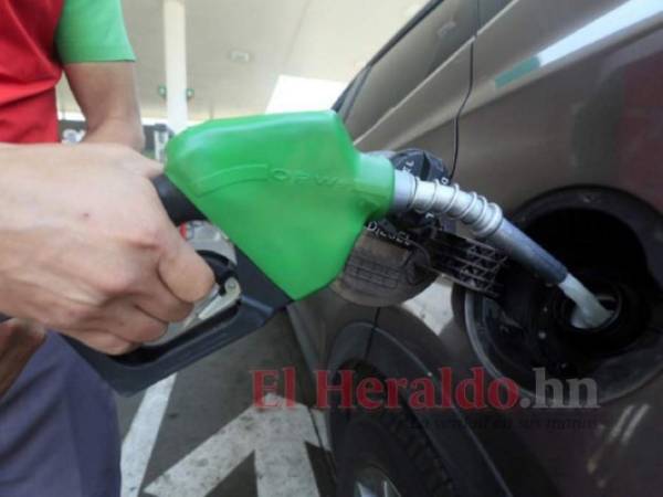 La gasolina superior rebasó los 93 lempiras por galón y se acerca a la barrera de los 100 lempiras, lo que preocupa a los consumidores.