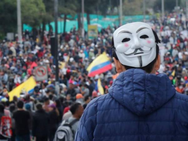 Manifestantes opuestos al gobierno huyen de la policía durante enfrentamientos en Quito, Ecuador, el viernes 11 de octubre de 2019. (AP Foto/Dolores Ochoa)