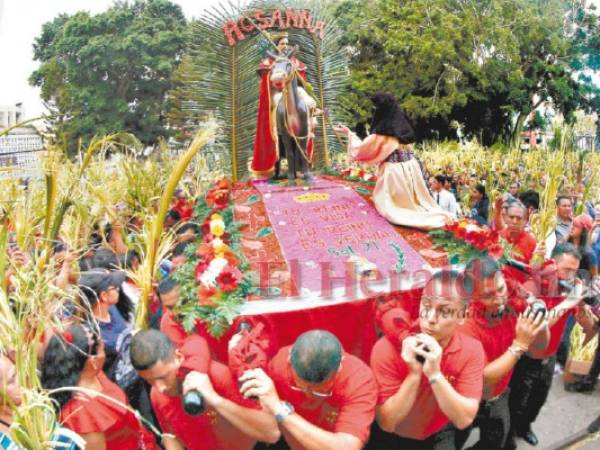 Una multitud de capitalinos acompañaron la procesión de los ramos de olivos en la capital.