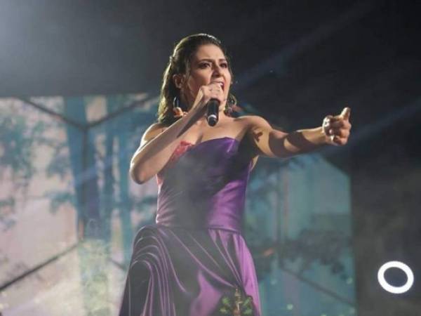 Katheryn Banegas usó un vestido morado durante el décimo concierto. Foto cortesía Facebook @academiaazteca