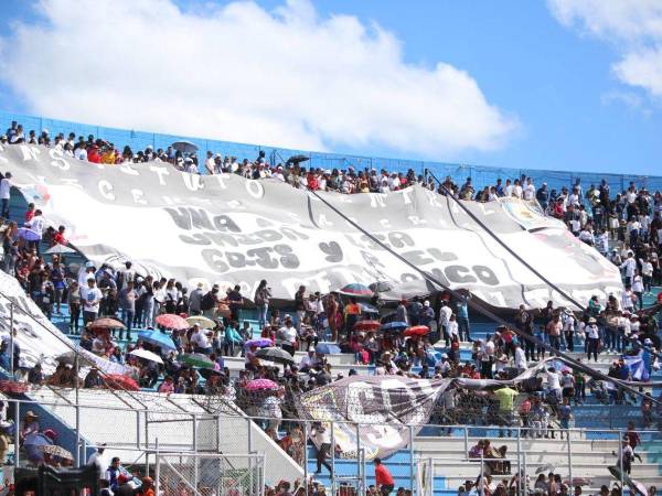 La barra de estudiantes del Instituto Central Vicente Cáceres, como todos los años demostró su pasión y orgullo por la institución.