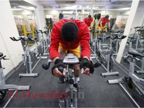 Todos los días al salir del trabajo Ever Velásquez realiza arduas jornadas de ejercicio en el gimnasio. Fotos: Marvin Salgado/EL HERALDO