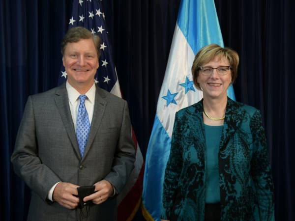 Roy Perrin junto a la embajadora de Estados Unidos en Honduras, Laura Dogu.