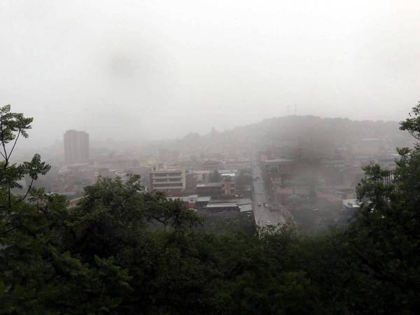 El acumulado esperado para hoy martes oscila entre los cinco y diez milímetros. Una vaguada ha mantenido con lluvias la capital.