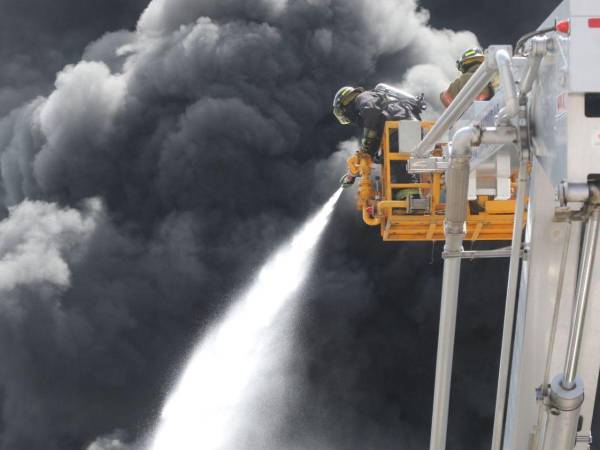 Los primeros reportes indican que el voraz incendio estaría dejando pérdidas millonarias en esta bodega de repuestos del Grupo Flores.