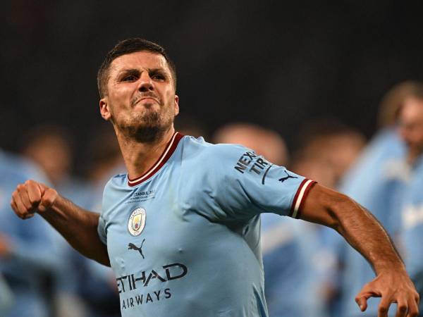 El mediocampista español del Manchester City #16 Rodri celebra ganar el partido de fútbol final de la Liga de Campeones de la UEFA entre el Inter de Milán y el Manchester City en el Estadio Olímpico Ataturk en Estambul, el 10 de junio de 2023.