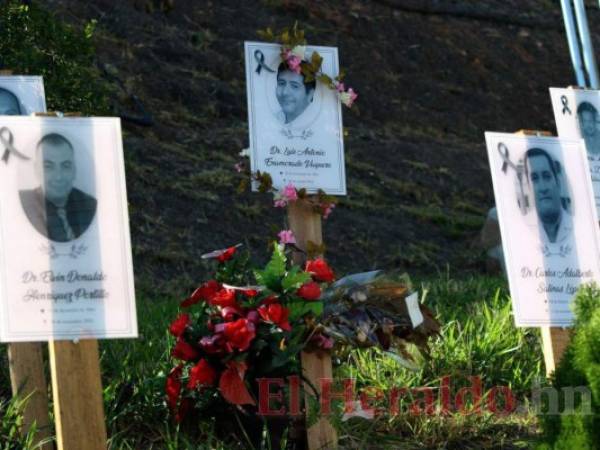 Homenaje realizado en honor a los doctores fallecidos durante la pandemia del covid-19 en Honduras. Foto: Alex Pérez / EL HERALDO.