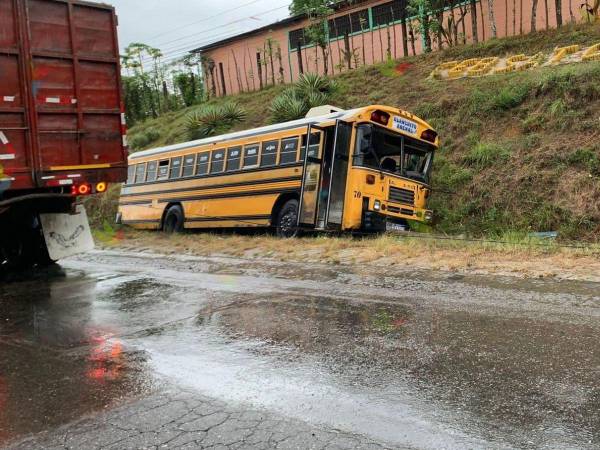 Tras el accidente vehicular varias personas resultaron con algunas lesiones.