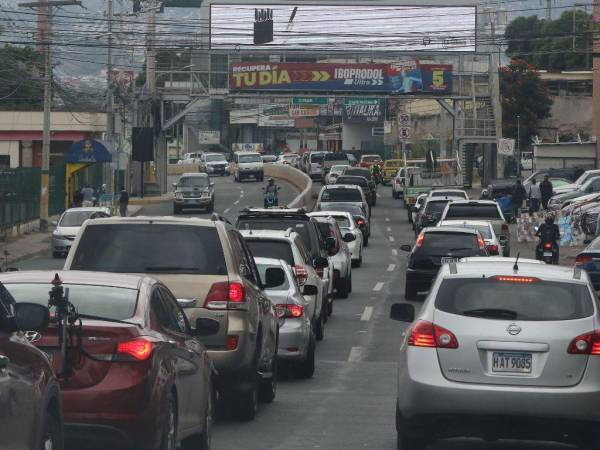 En muchos sectores de la ciudad se forman largas filas de vehículos a cualquier hora del día. Habrá más vigilancia en las calles.