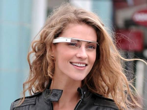 Realidad aumentada. Todo apunta a que las Google Glass no terminan de despegar. El buscador anunció el jueves que detuvo la producción de su tecnología de cristal portátil experimental, conocido como Glass, que ofrece video y despliega mensajes en las pequeñas pantallas de los lentes de unos anteojos. Factores de costos, seguridad y privacidad han sido un problema desde el lanzamiento del proyecto en 2013. Algunos analistas apuntan a que este es el fin, por lo menos en su diseño actual.