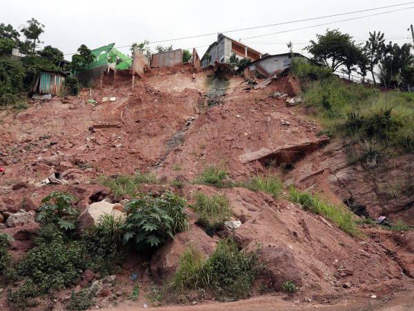 En el sector 7B de la Villa Nueva se reportó este enorme derrumbe.