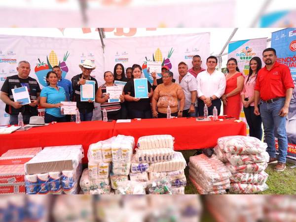 Entrega en Dulce Nombre de Culmí, de capital semilla para los participantes de Mercasem-RS por el ingeniero Dennis Corrales, director ejecutivo de Senprende.