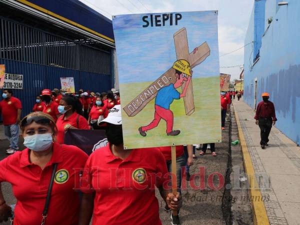 En una enorme pancarta los trabajadores dieron a conocer que el desempleo es una pesada carga para la clase obrera en Honduras.