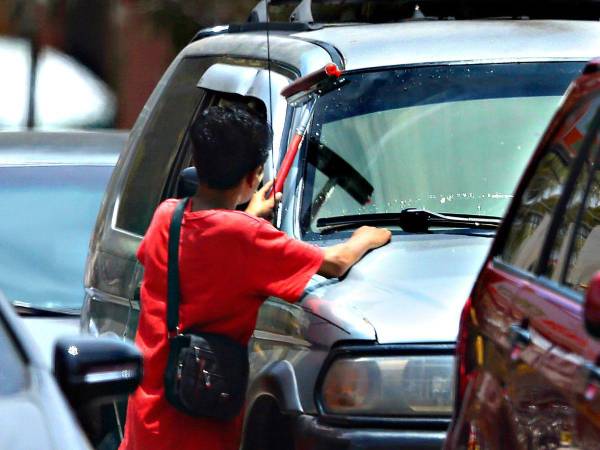 La pobreza y falta de centros educativos están entre las principales razones para que más de 1.1 millones de niños y jóvenes no asistan a las escuelas y colegios, coincidieron los expertos.