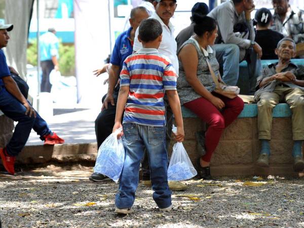 Este es Ángel García de 11 años quien pidió ayuda para su abuelita de 77 años. Para contactarse con él puede escribir al 9940-0221.