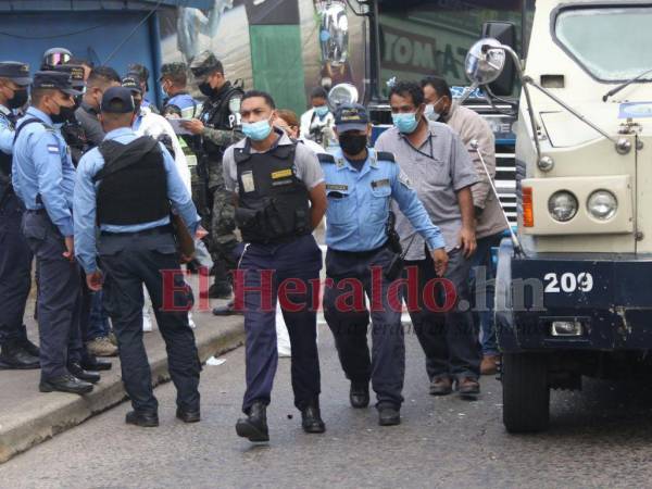 Luego del sangriento hecho, el guardia de seguridad fue detenido por los agentes de la Policía Nacional para iniciar el debido proceso legal.