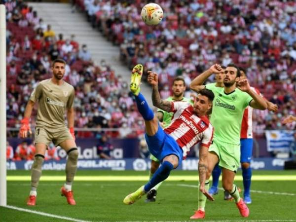 El defensa uruguayo del Atlético de Madrid, José Giménez, patea el balón durante el partido de fútbol de la Liga española entre el Club Atlético de Madrid y el Athletic Club de Bilbao en el estadio Wanda Metropolitano de Madrid el 18 de septiembre de 2021. Foto: AFP