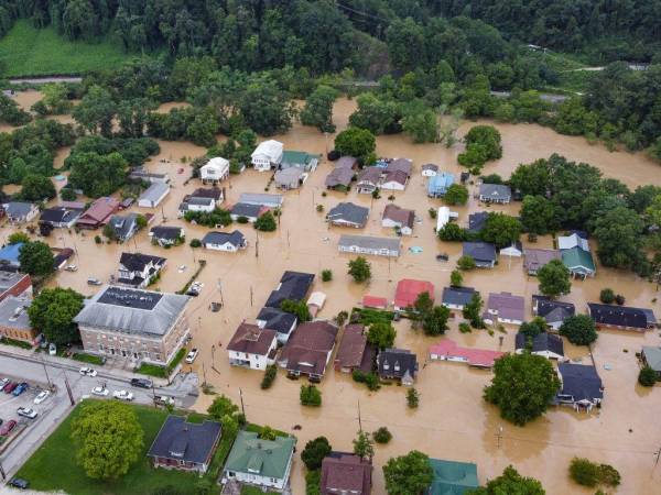 Vista aérea de casas sumergidas bajo las aguas de la inundación del North Fork del río Kentucky en Jackson, Kentucky, el 28 de julio de 2022.